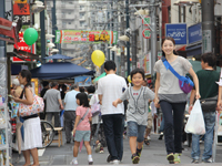 来場する家族連れ