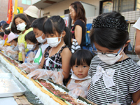 具材をのせる子どもたち