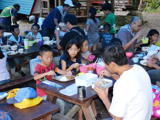 親子キャンプ（2013）食事風景