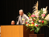 参加者代表で抱負を述べる 重野清悦さん