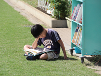 真剣に読書する小学生