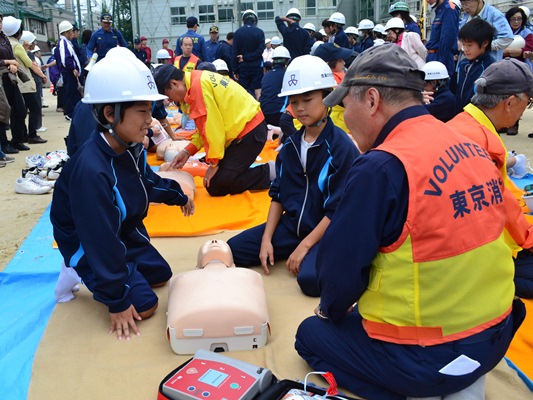 荏原第五地区総合防災訓練(2013)AED訓練豊葉の杜