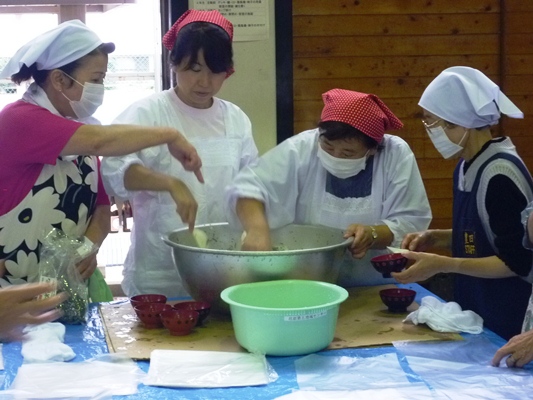 荏原第五地区防災訓練(2013)おにぎりを作る町会の婦人部