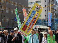 パレードに参加する地元町会の人たち