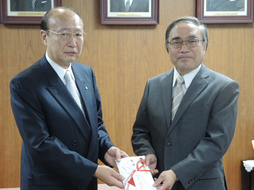 寄付の目録を渡す小野社長と濱野区長