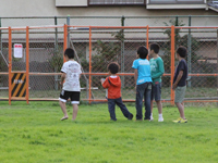 新幹線を見る子ども達