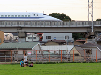 公園から見る新幹線