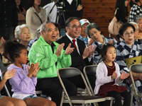 ステージをみる区長と高澤会長