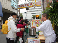 温かいスープを振る舞う中華料理屋