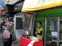 温かい茶そばを振る舞うお茶屋