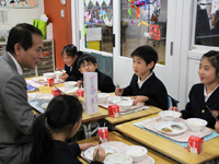 教育再生実行会議委員が第一日野すこやか園・日野学園視察