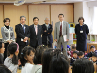 教育再生実行会議委員が第一日野すこやか園・日野学園視察