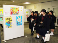 金賞受賞の作品を見る受賞者のみなさん
