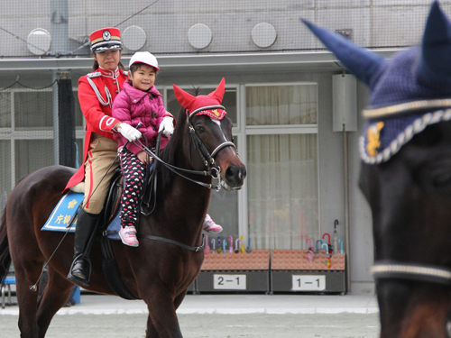 台場幼稚園　交通安全指導＆園児が馬に騎乗