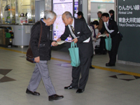 啓発活動をする本間副区長