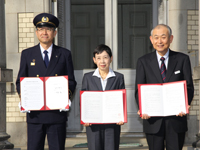 清泉女子大学の中庭で記念撮影