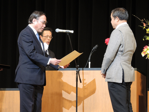 表彰を受ける山崎さん