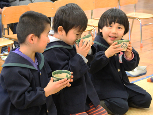 抹茶を味わう園児