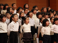 合唱する子どもたち