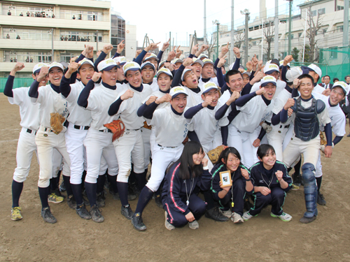 喜びを爆発させる小山台高校野球班