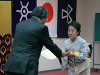 表彰を受ける笹岡妙子さん