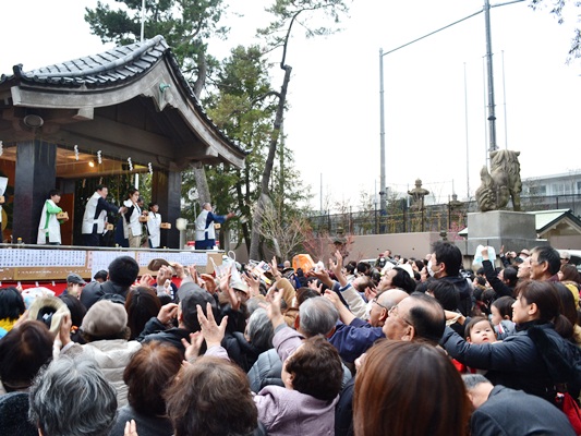 下神明天祖神社豆まき(2014)神楽殿