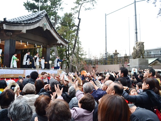 下神明天祖神社豆まき（2014）神楽殿