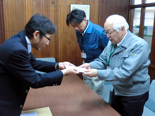 見舞金を町長へ届ける