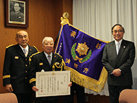 表彰状を手にする山野団長