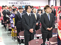 在校生によるはなむけの歌を聞く