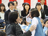 泣く園児