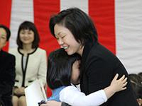 抱き合う親子