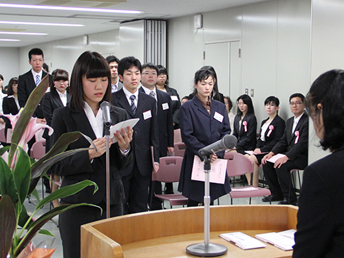 誓いの言葉を述べる新入生代表