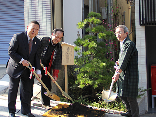 植樹する協議会の方たち