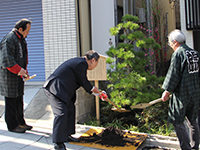 植樹する協議会の方たち