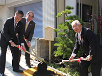 (左から)植樹する鈴木藤沢市長、濱野区長、湘南グリーンサービス冨田社長(松の提供者)