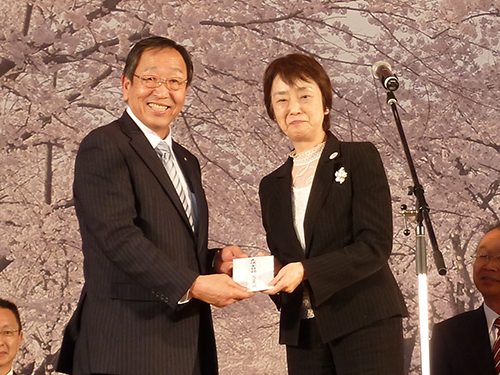 山田副区長（右）から義援金を受け取る宮本町長