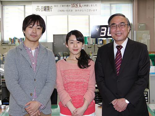 (右から)濱野区長と日曜開庁利用者15万人目の今西さんと半田さん