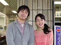 日曜開庁15万人目の利用者 半田悠さんと今西亜季さん