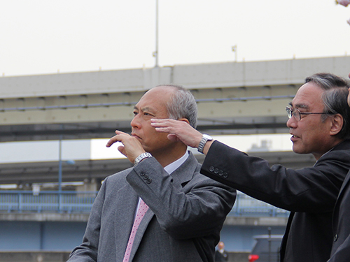 天王洲水門を視察する舛添知事と濱野区長