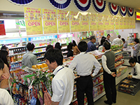 大勢のお客でにぎわう売店