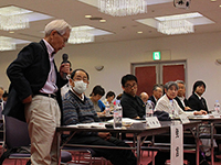 質問する発言者