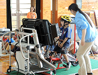 自転車シミュレーターを体験する児童
