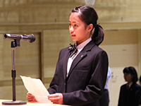 誓いの言葉を述べる代表生徒 土岐玲奈さん
