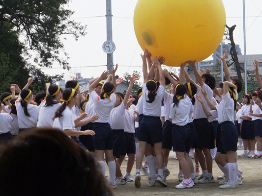 豊葉の杜学園体育祭(2014)大玉おくり1