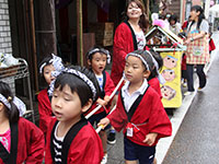 山車を引く園児