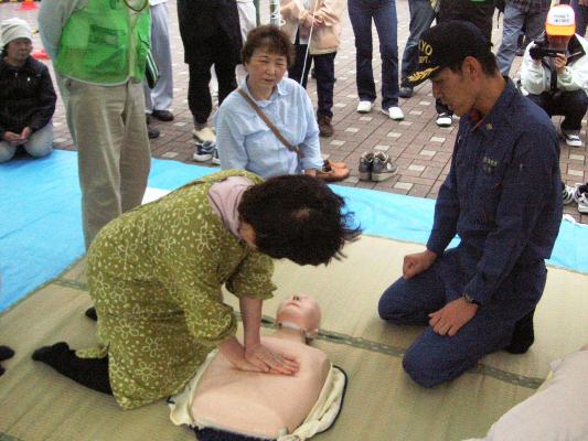 AEDを使って応急救護訓練
