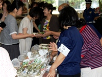 お菓子を買う人たち