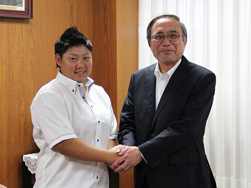 石田議長の長女悠紀子選手が濱野区長に女子野球W杯出場報告