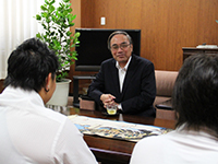 石田議長の長女悠紀子選手が濱野区長に女子野球W杯出場報告